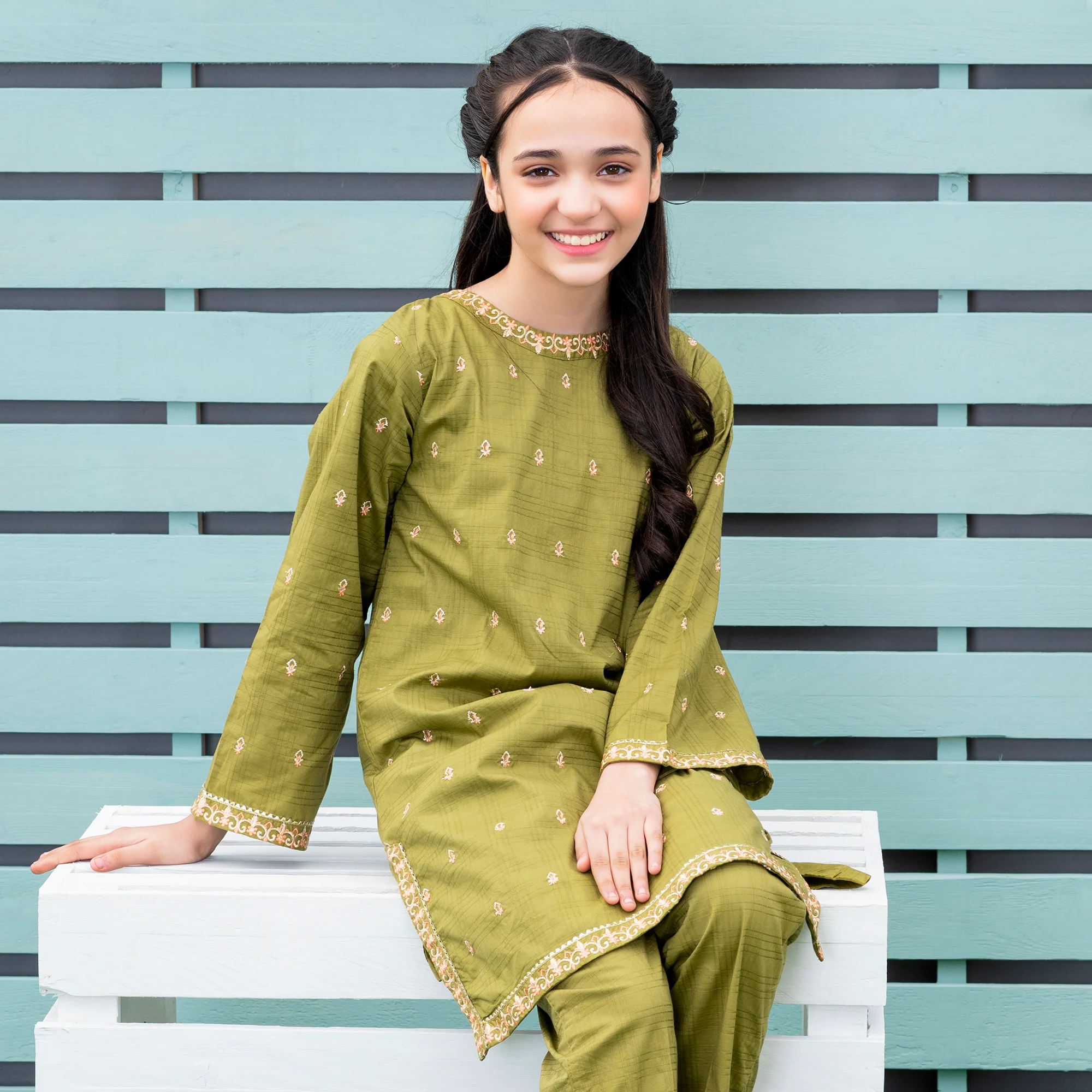 Endue Green Embroidered Suit - Image 2